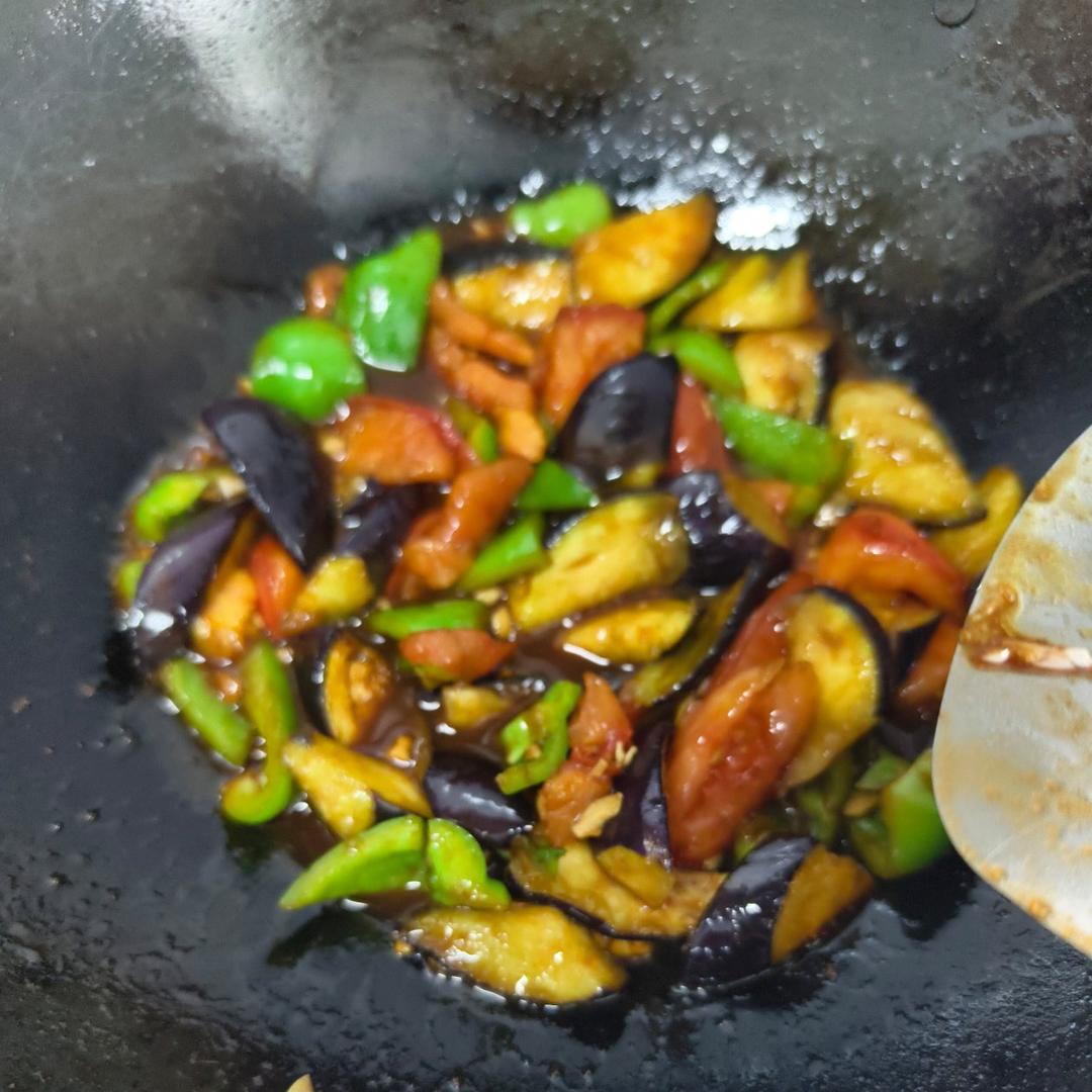 红烧茄子（佐西红柿尖椒）
