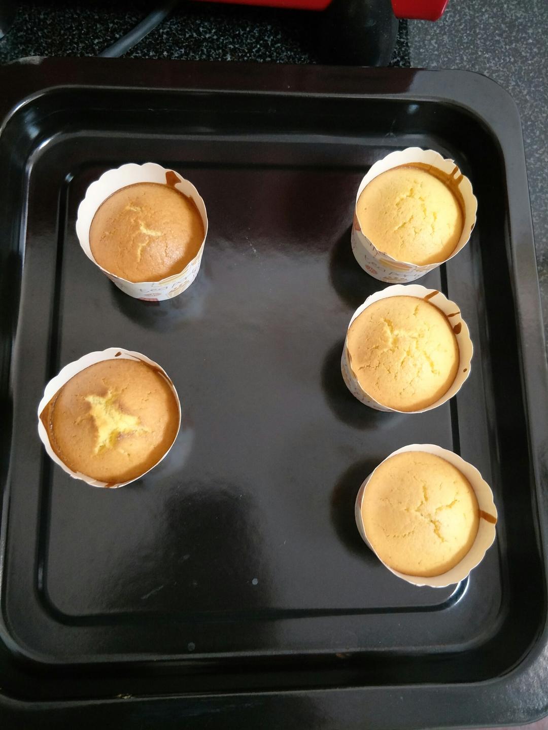 浅色青竹做的蛋黄小蛋糕