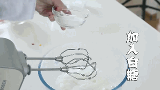 嗨焙食谱 | 喜气洋洋的红丝绒爆浆芝士蛋糕的做法 步骤3
