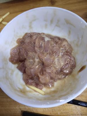 蚕豆炒肉的做法 步骤1
