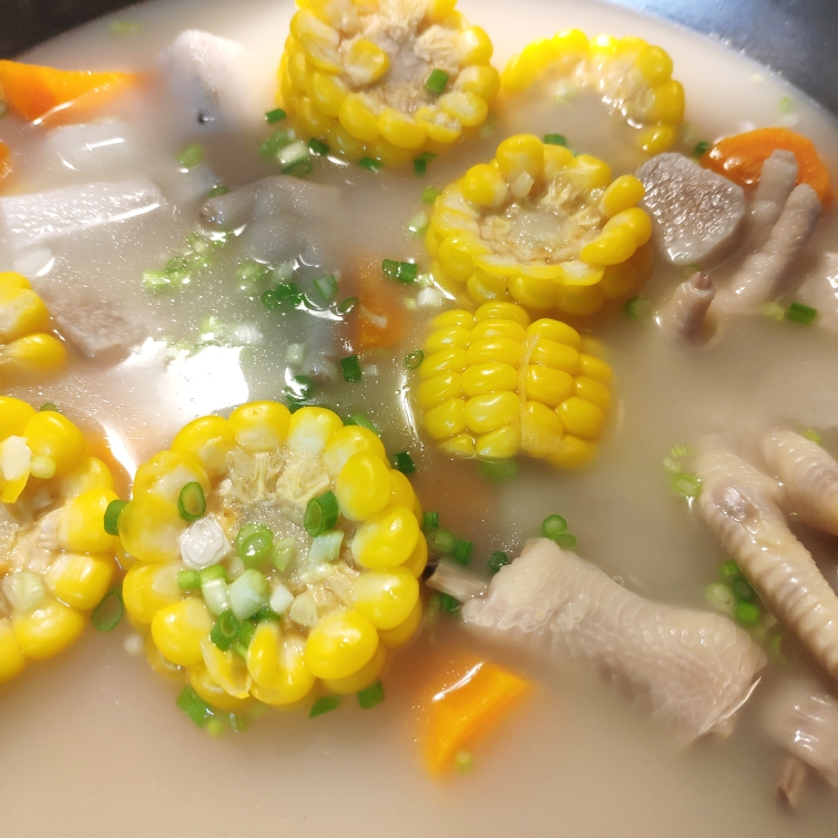 玉米红罗卜淮山鸡脚汤的做法