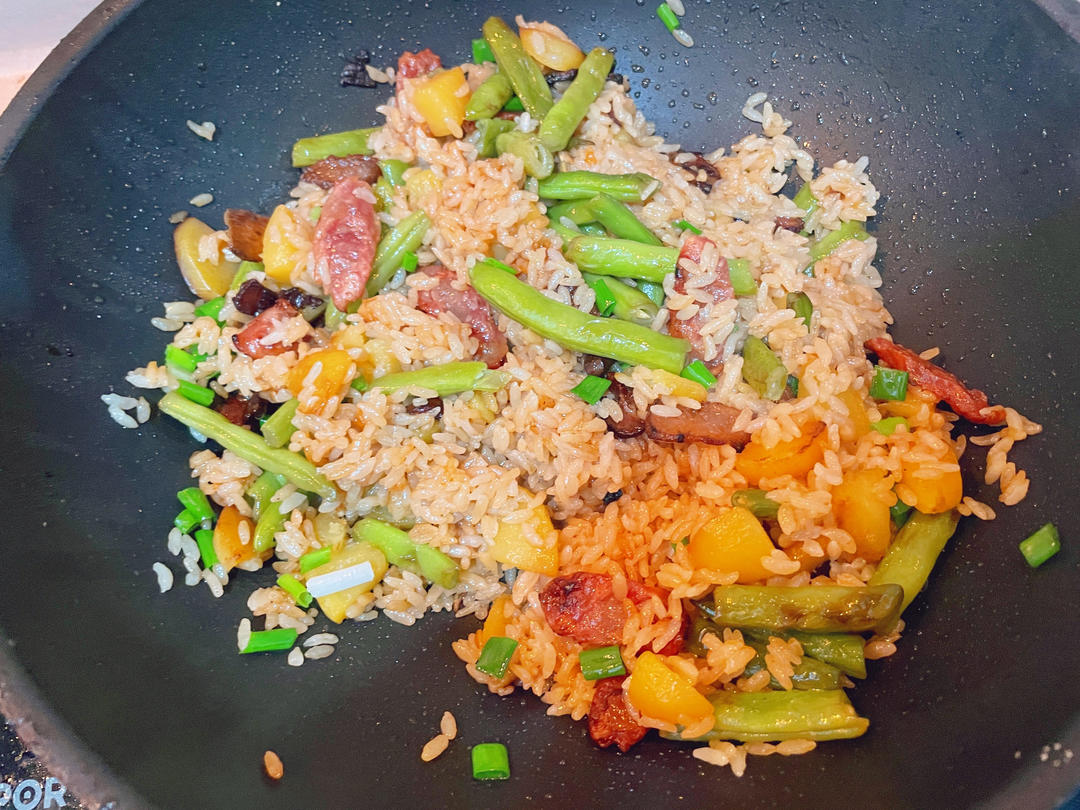 香菇腊肠土豆焖饭