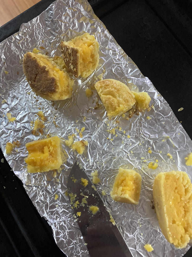 💃奶黄流心月饼——这是可以让你坐稳朋友圈厨霸位置的月饼🥮，没人点赞算我输👎