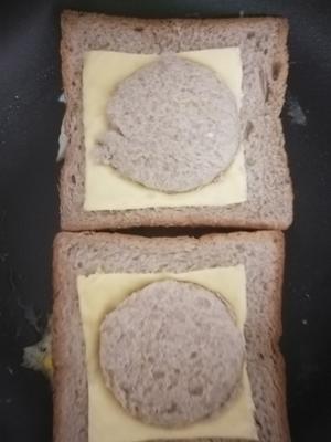 懒人早餐｜黄油芝士鸡蛋吐司面包～ （无烤箱版）的做法 步骤4