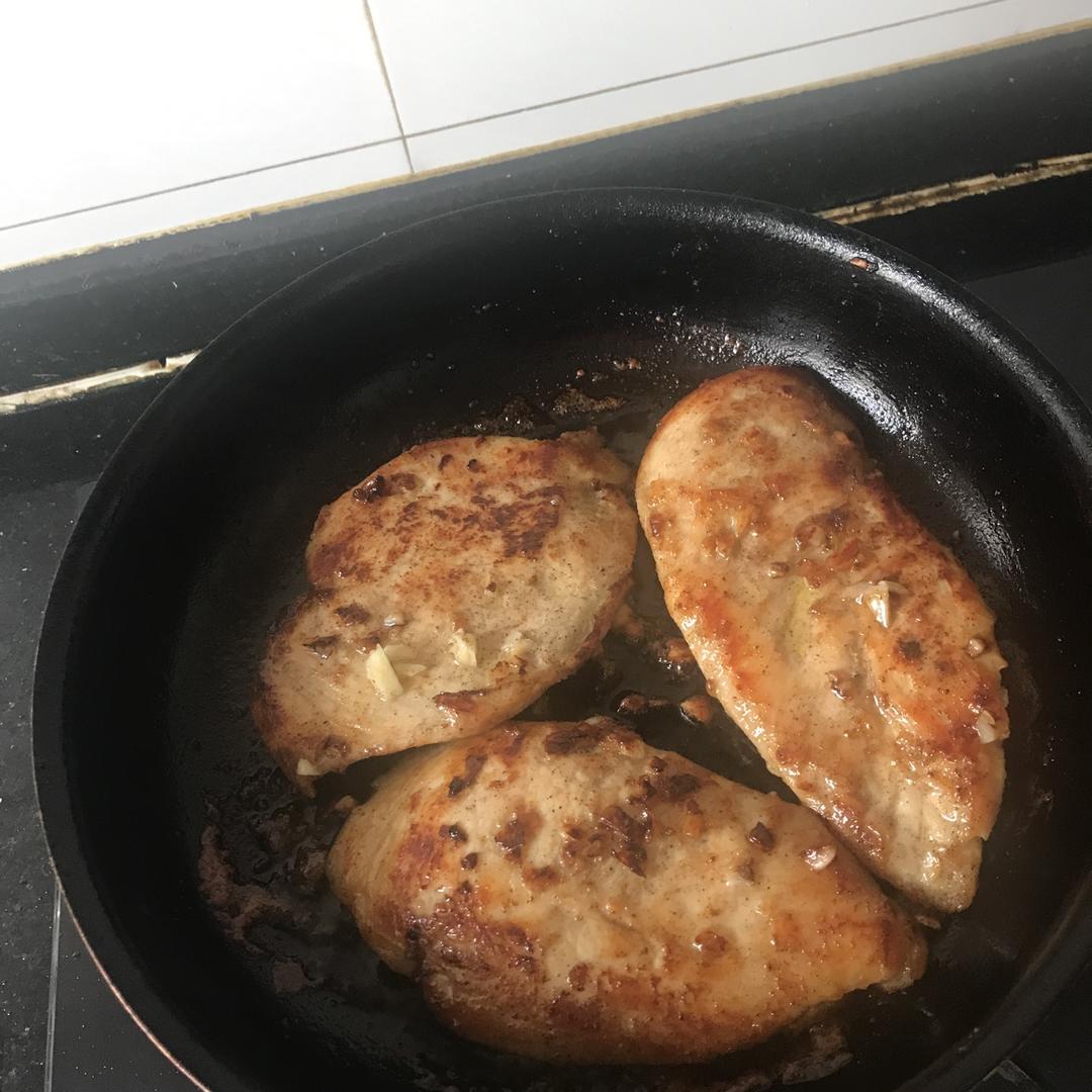 酷炫屌炸天好吃的煎鸡胸肉（香蒜蜂蜜煎鸡胸肉）