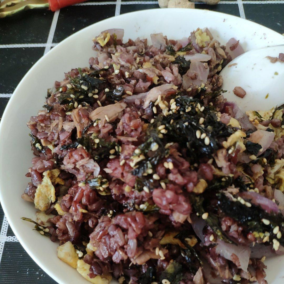 金枪鱼洋葱炒饭