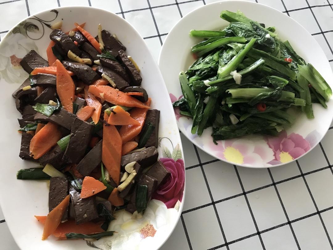 青蒜胡萝卜炒鸭血