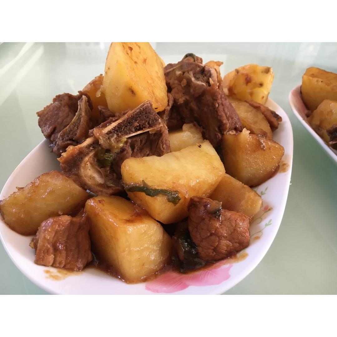土豆焖排骨
