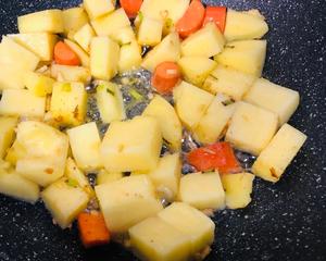 上班族的快手简单晚餐——南瓜炖土豆的做法 步骤9
