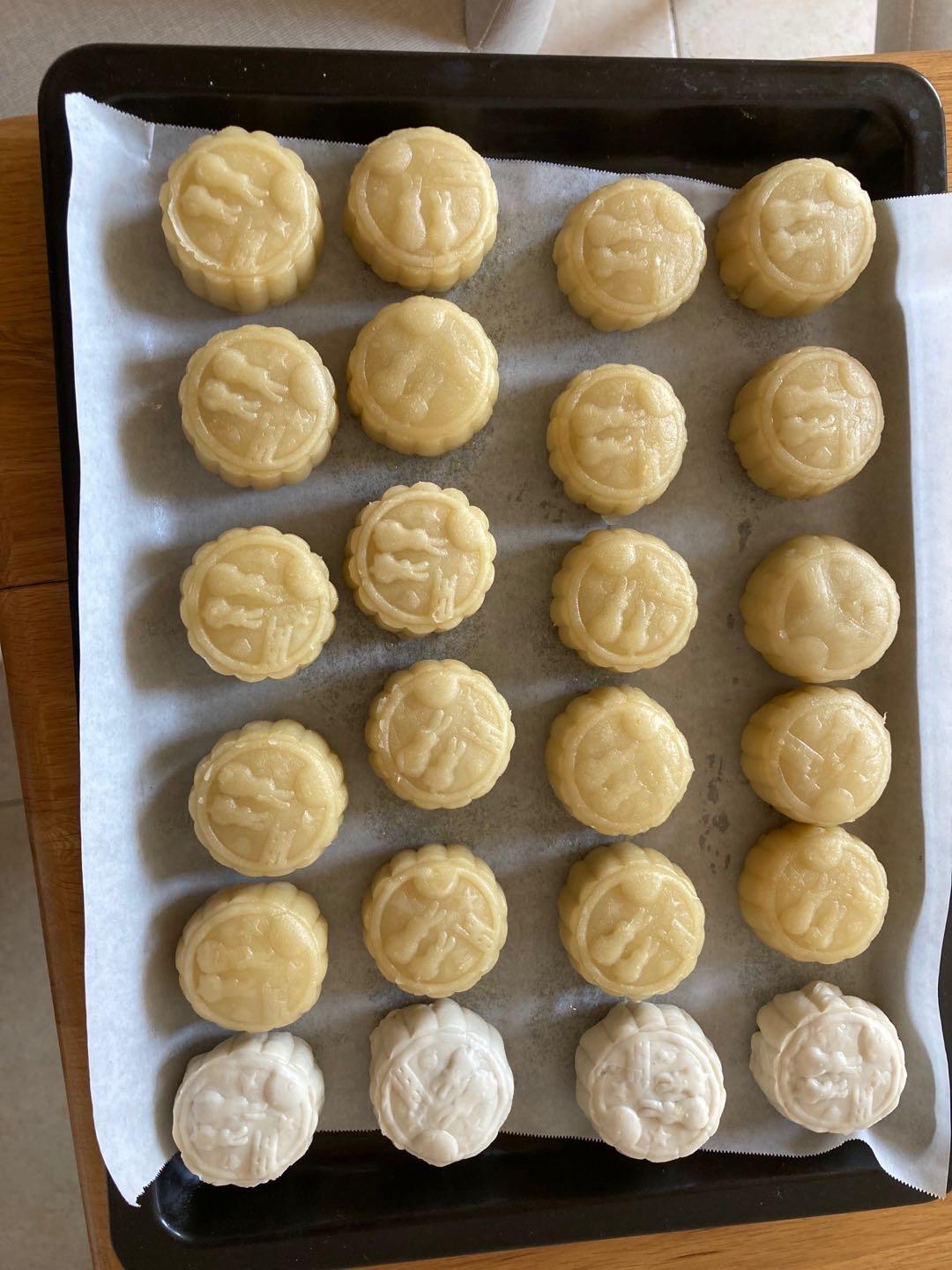 快到中秋了，最爱现烤现吃榨菜鲜肉月饼，酥皮又薄又脆、肉馅大，榨菜分明可见，好方子一起分享～