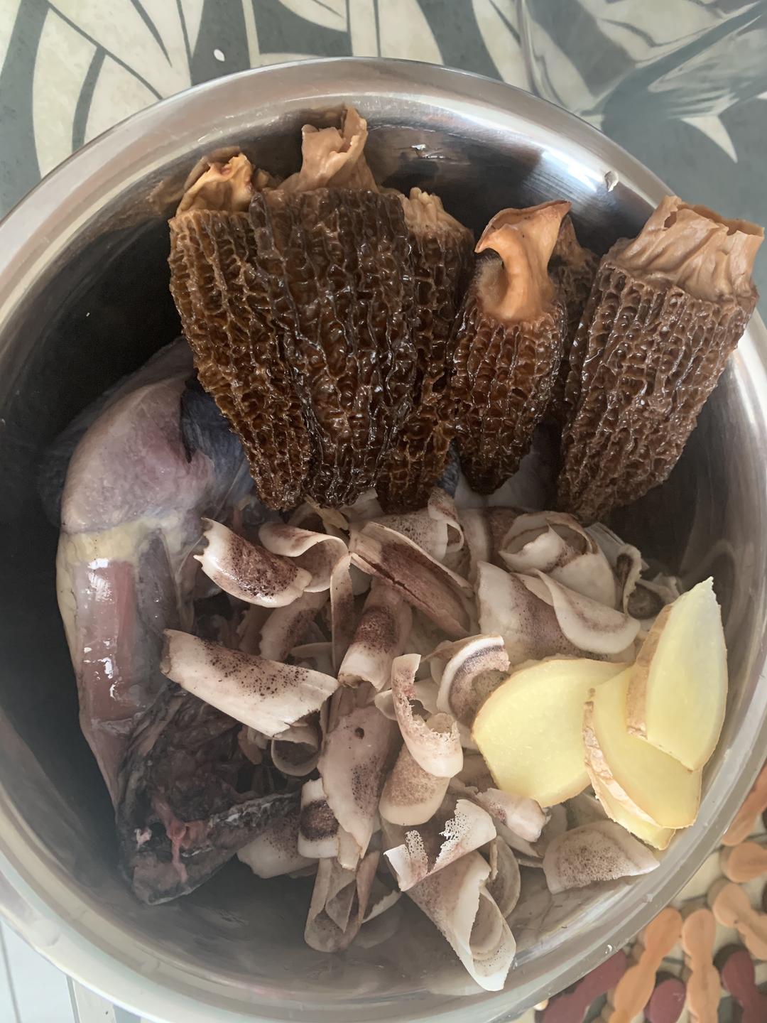 羊肚菌海底椰煲乌鸡汤：广东人最爱喝滋阴润肺，除燥清热养生靓汤的做法