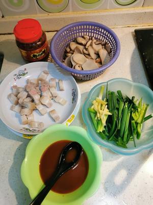 五花肉炒杏鲍菇的做法 步骤3