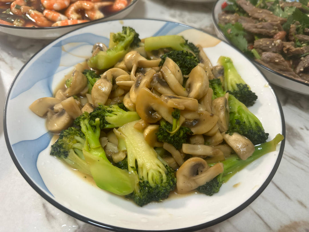 鲜美可口❗️清爽好吃的西兰花炒口蘑，超简单～