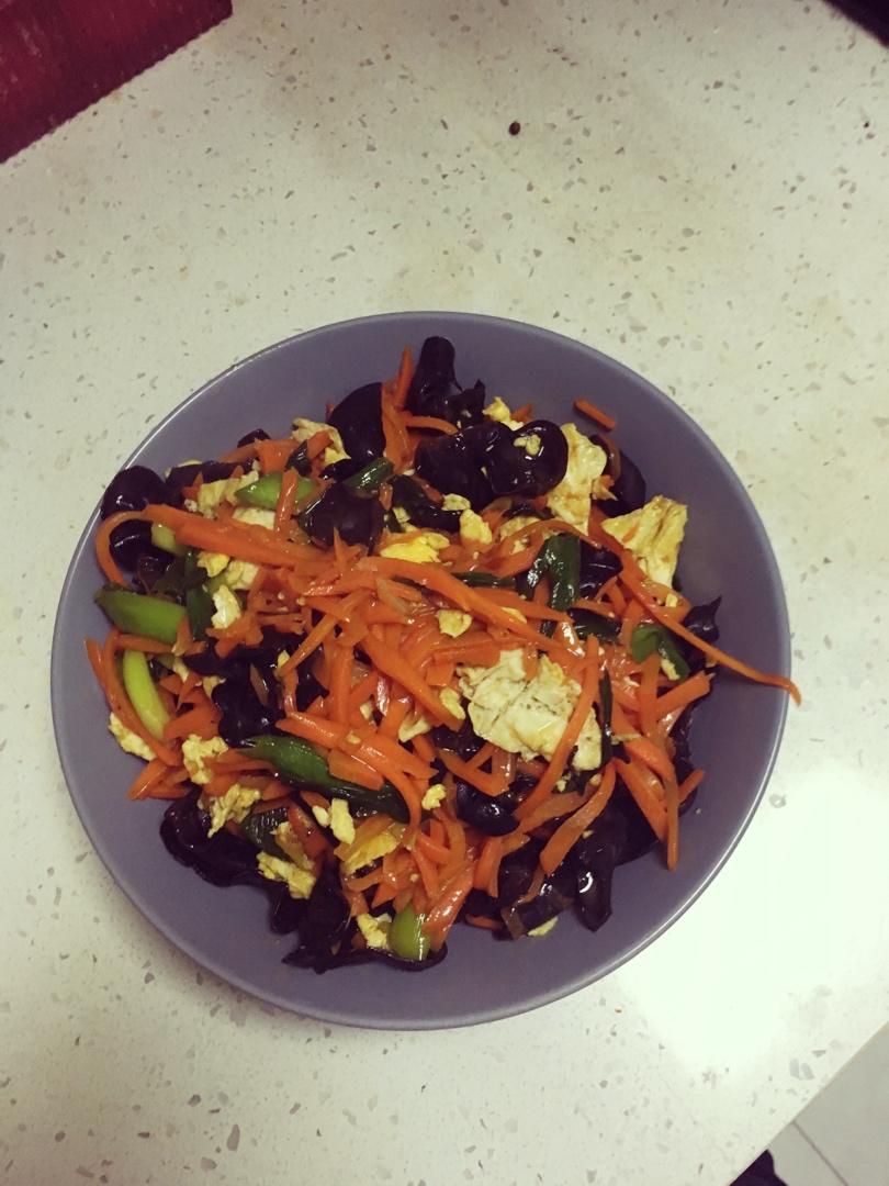 巨好吃的木耳红萝卜炒鸡蛋