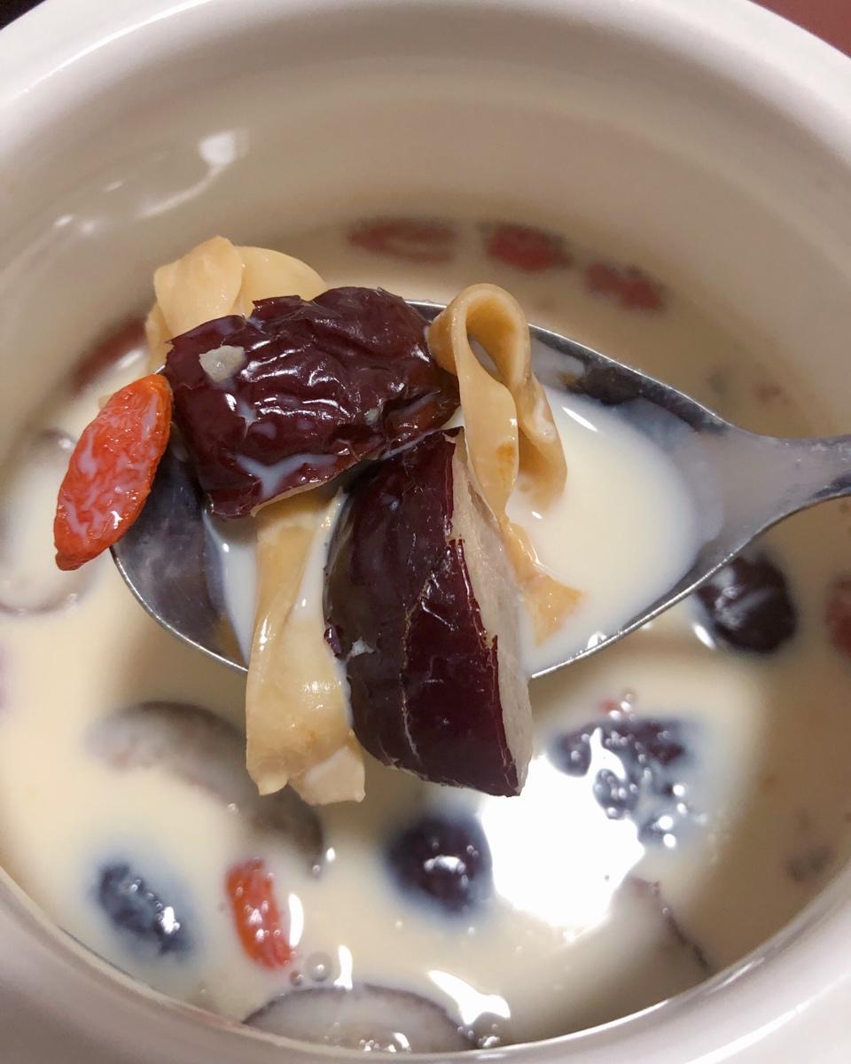 花胶（鱼胶）炖牛奶