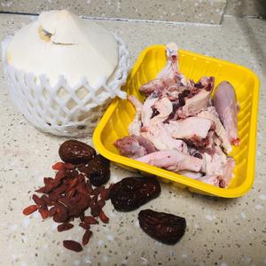 秋日靓汤椰子鸡汤的做法 步骤1
