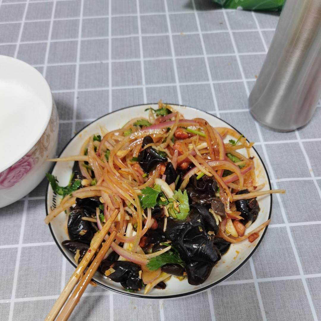 凉拌洋葱木耳–通血管开胃快手凉菜