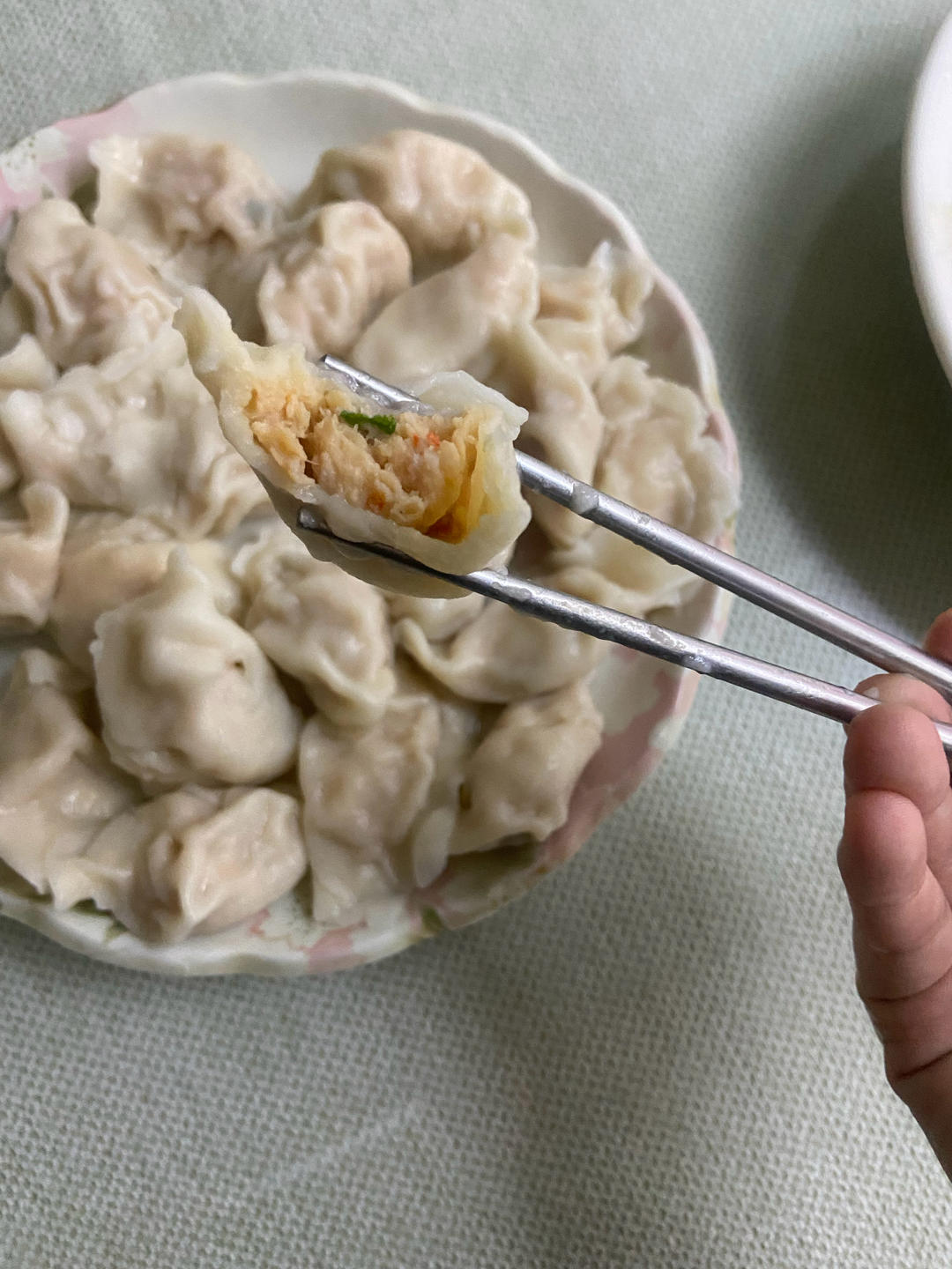 鲜虾仁猪肉馅煮水饺的做法