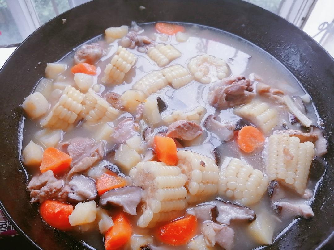 敲好吃的玉米土豆鸡腿汤😎的做法