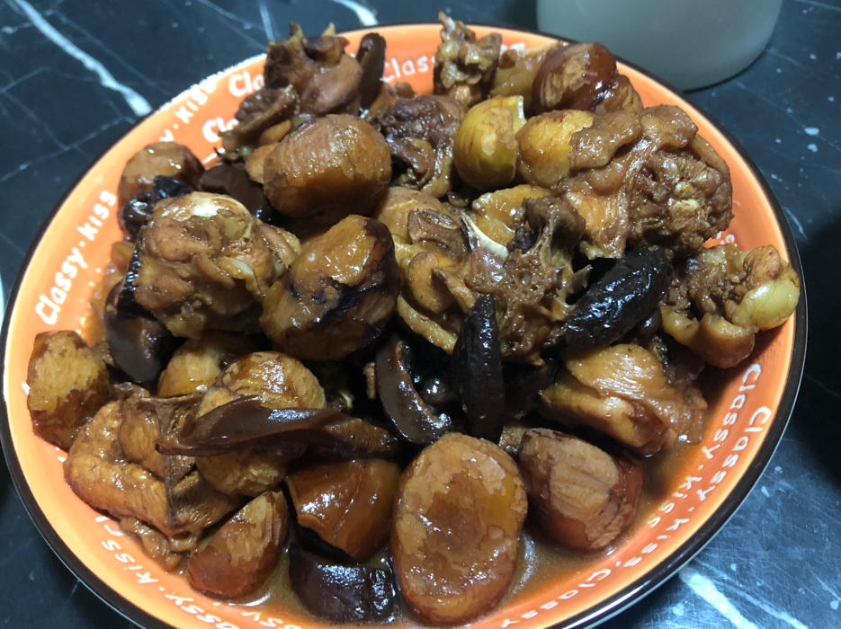 板栗焖鸡（巧剥栗子皮的方法）