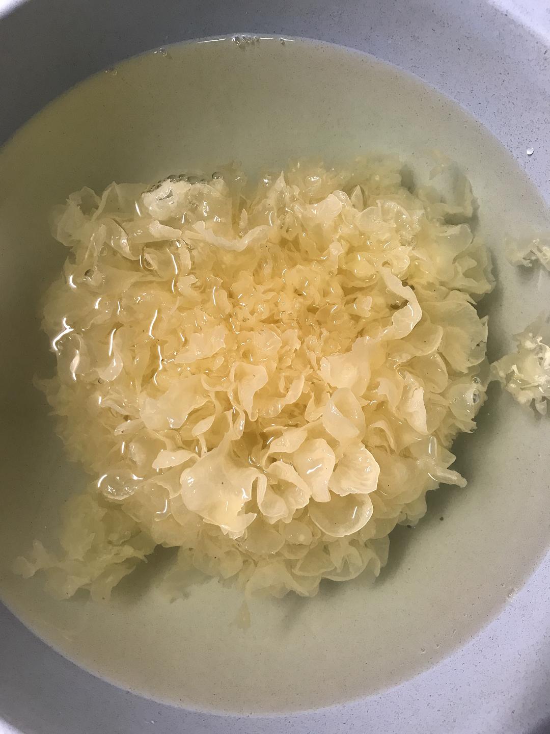 银耳莲子红枣羹