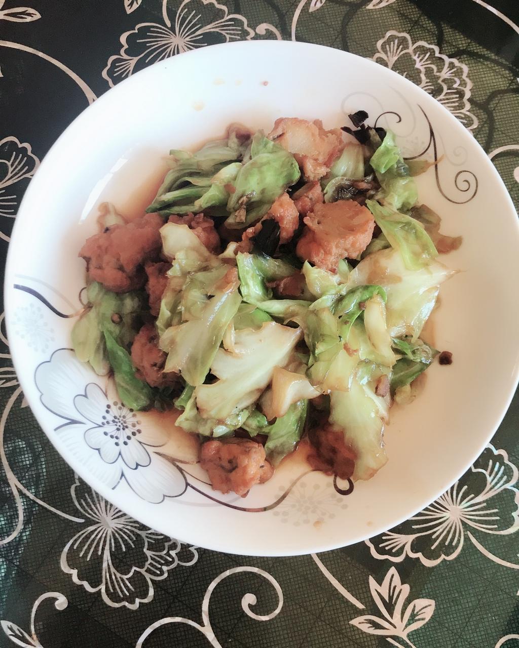 卷心菜炒火锅丸子