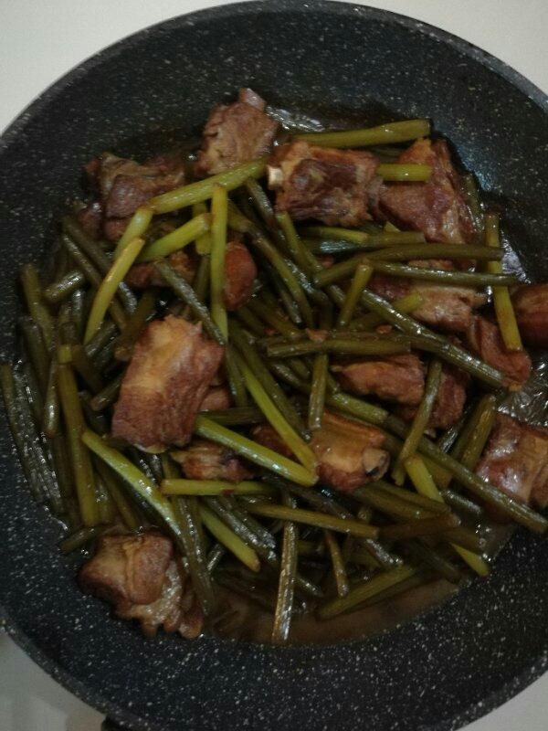 蒜苗烧排骨的做法