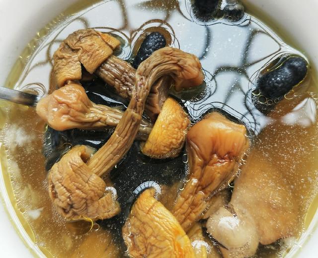 鲜到让你转圈圈的汤品：姬松茸椰汁椰肉乌鸡汤的做法