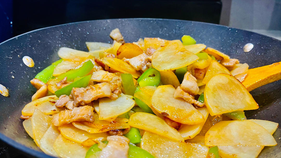 五花肉干煸土豆片