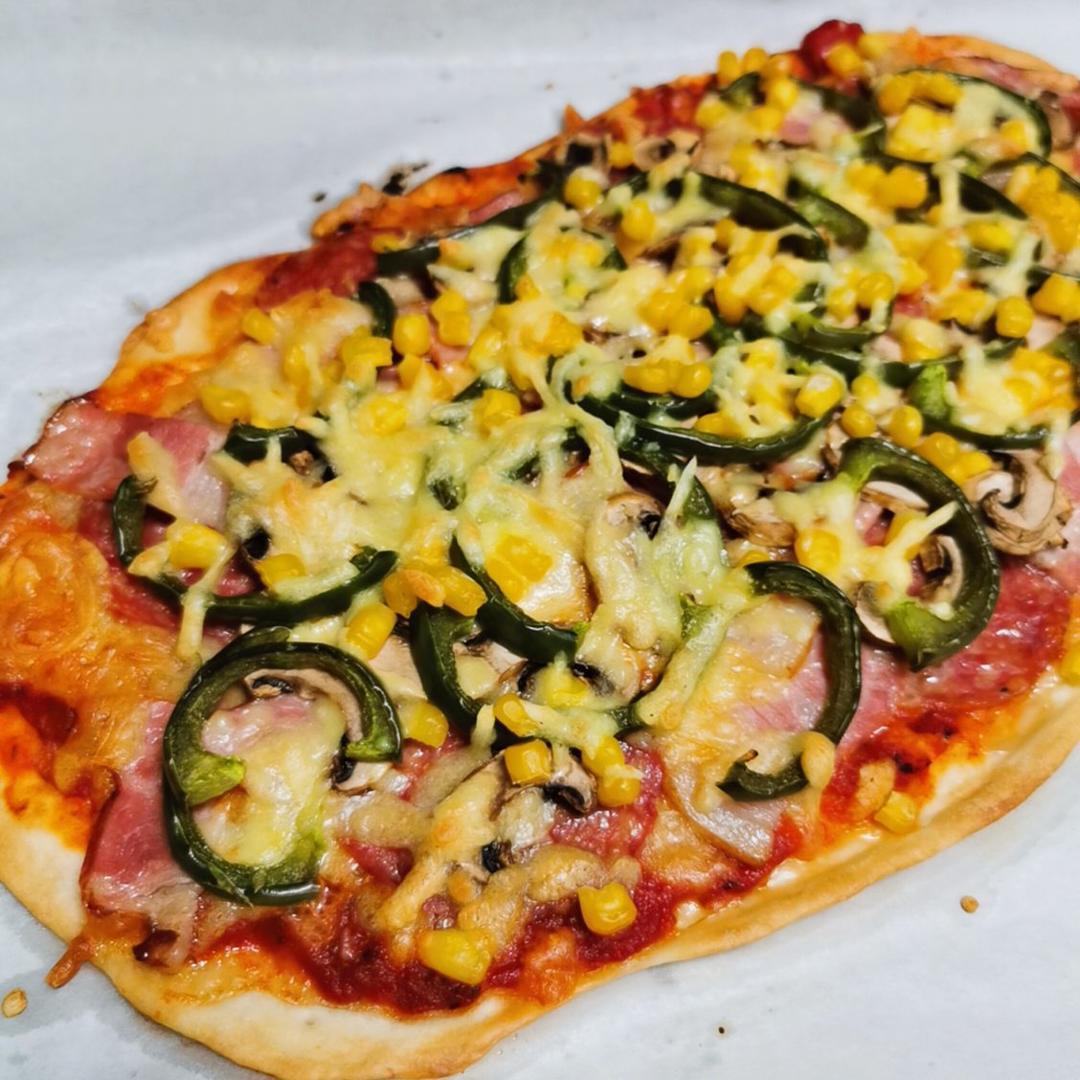 薄饼脆皮火腿pizza