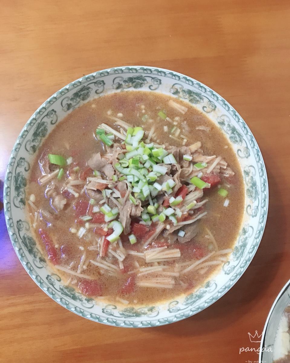 【金针菇番茄肥牛锅】