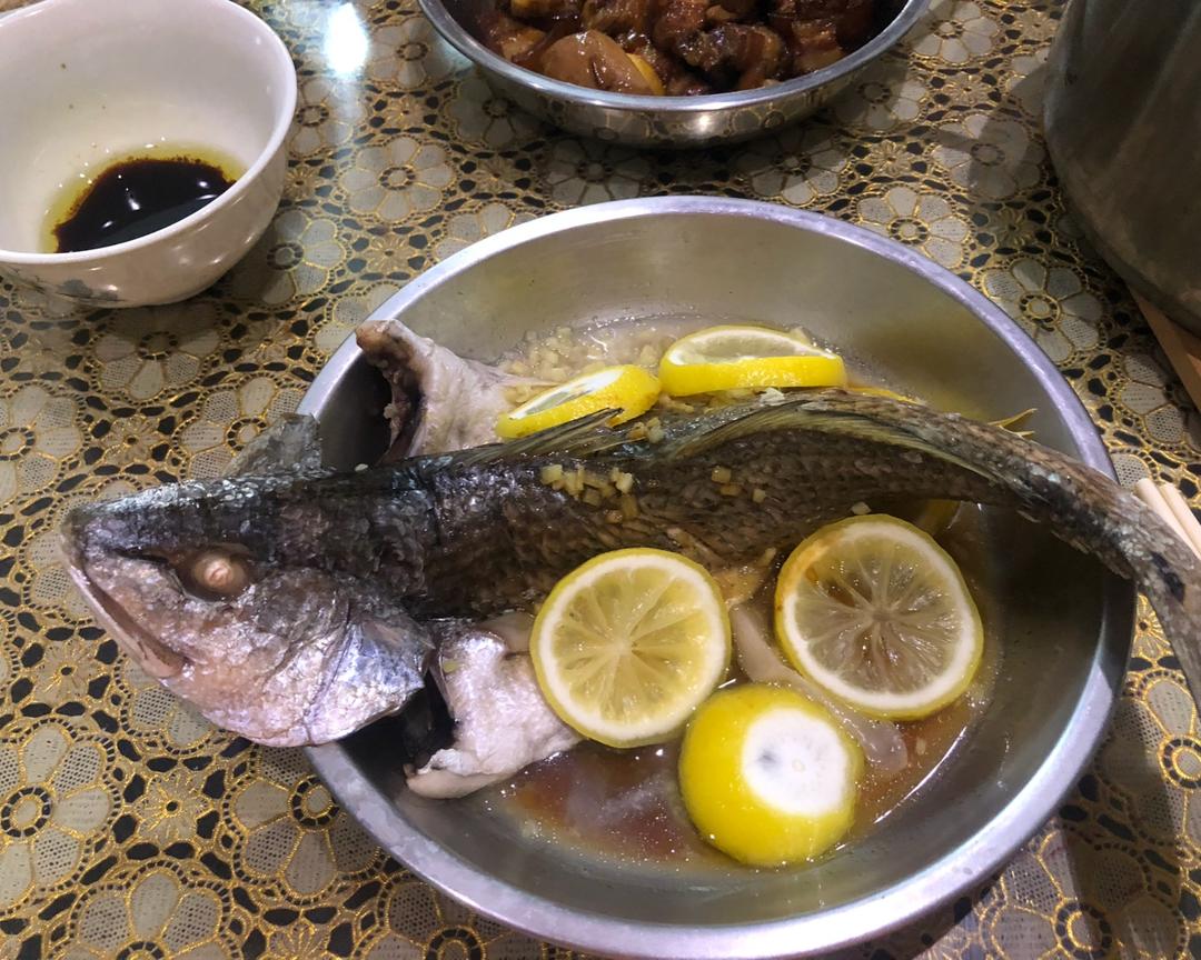柠檬蒸鲈鱼
