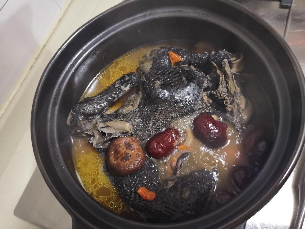 枸杞红枣乌鸡汤