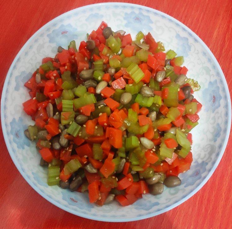 凉拌芹菜花生米胡萝卜
