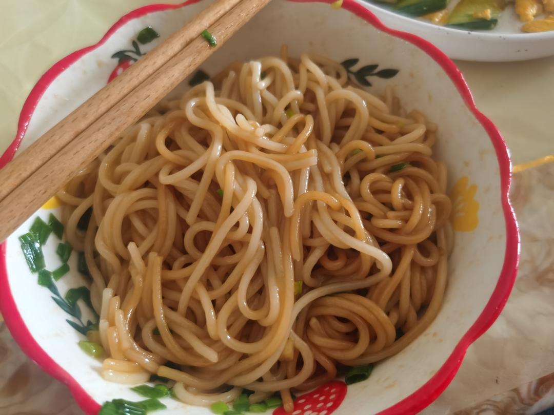 葱爆面—就是汪涵在天天向上里面做的那个啦