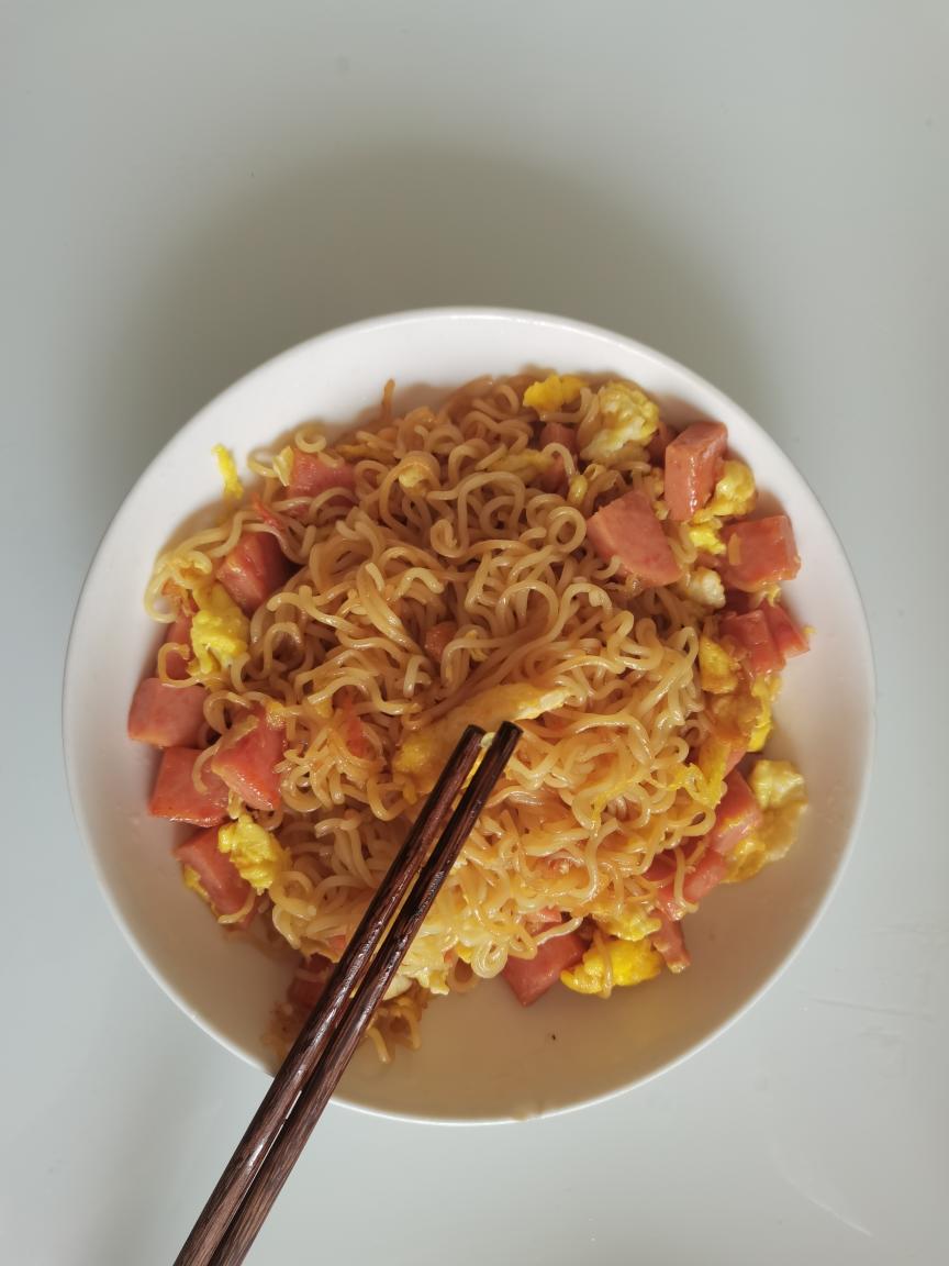 快手午餐肉方便炒面