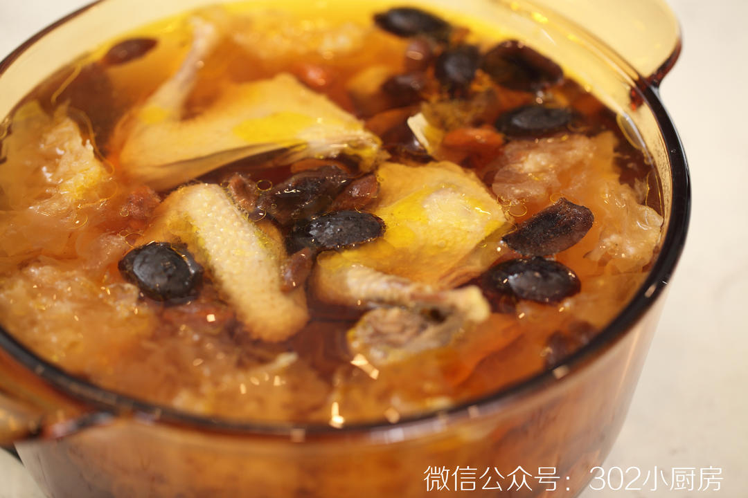 杞子银耳炖乳鸽 <302小厨房>