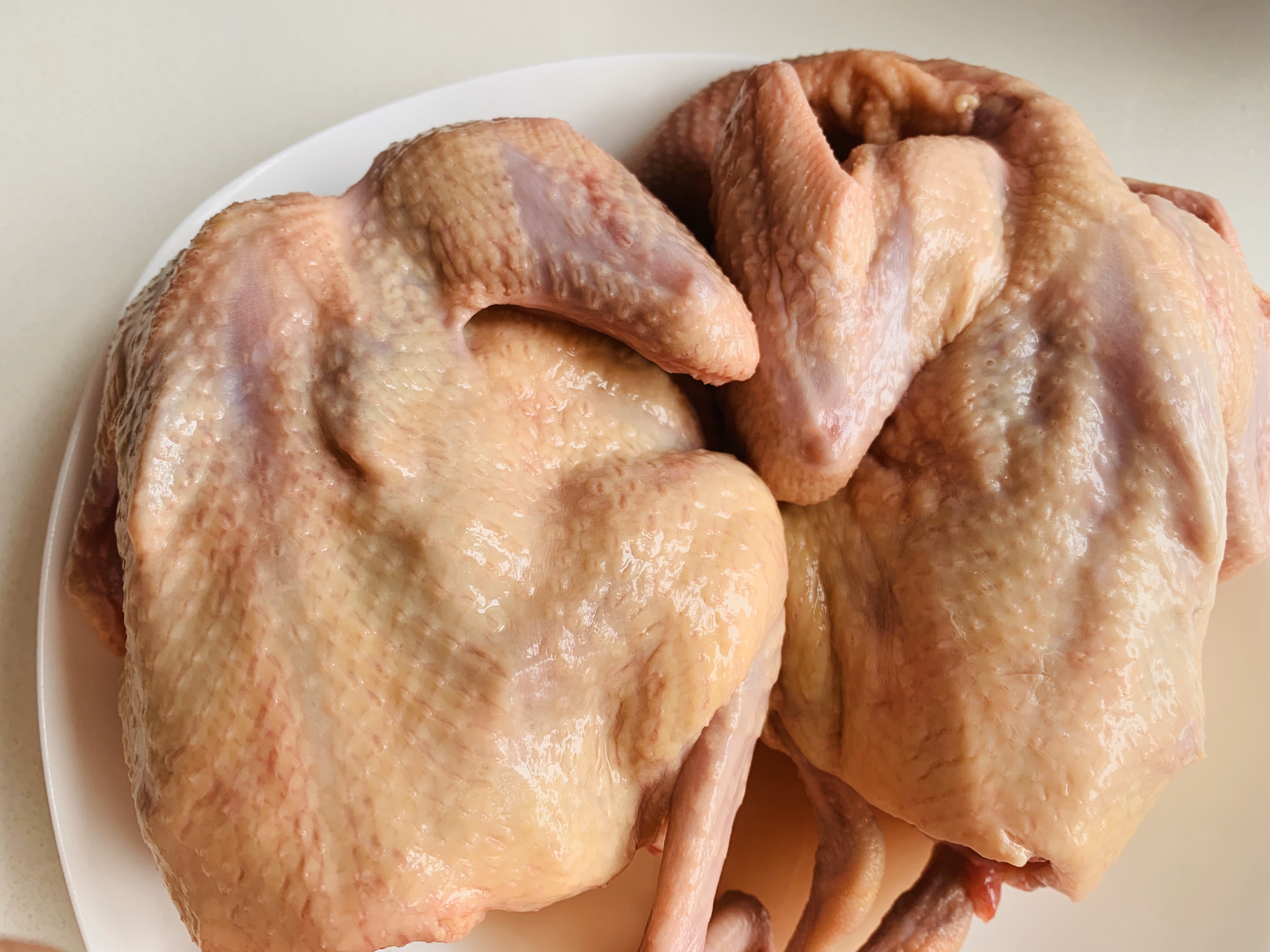 烤乳鸽只需两步（腌制+进烤箱）～一人一只肯定不够吃😋的做法 步骤1