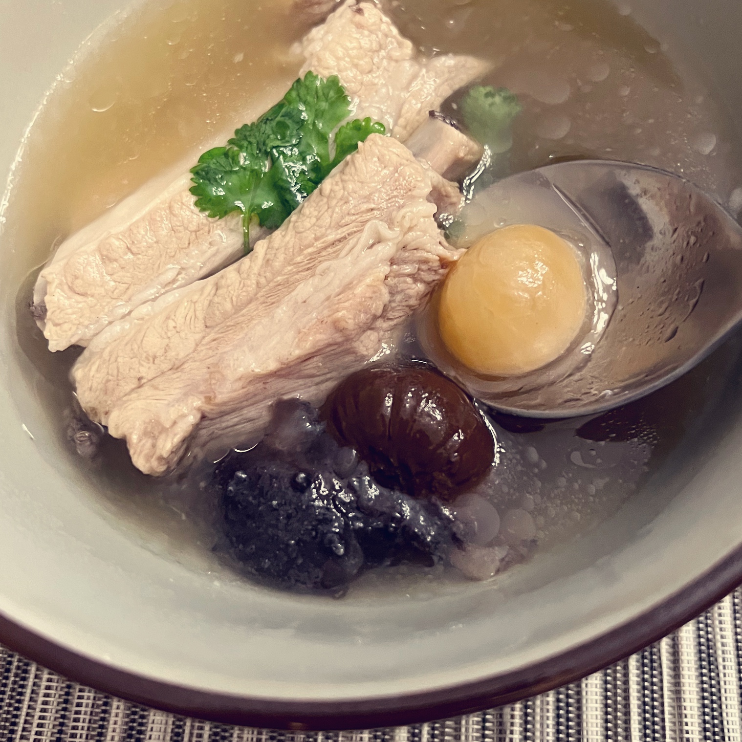 黑蒜排骨海参汤的做法
