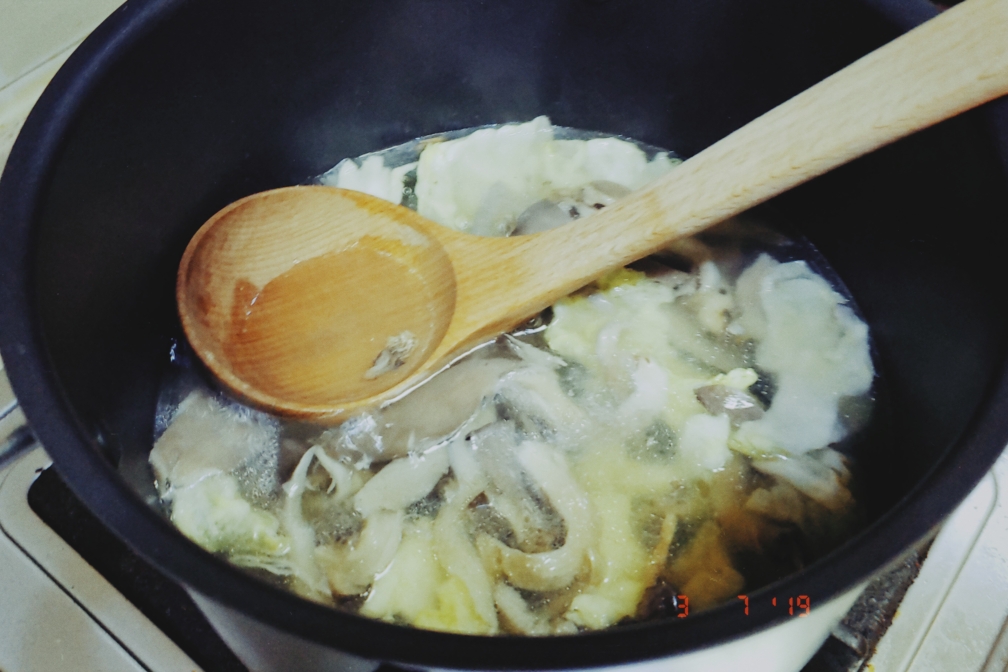 平菇包菜鸡蛋汤的做法 步骤5