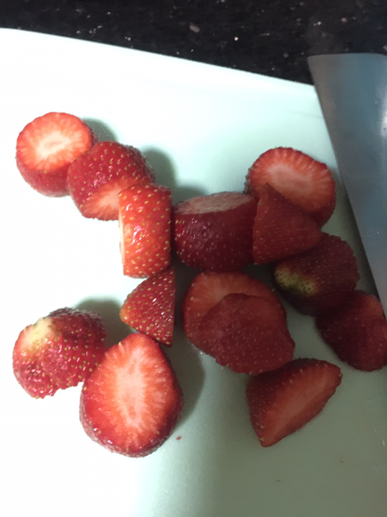 草莓雪人糖葫芦的做法 步骤2