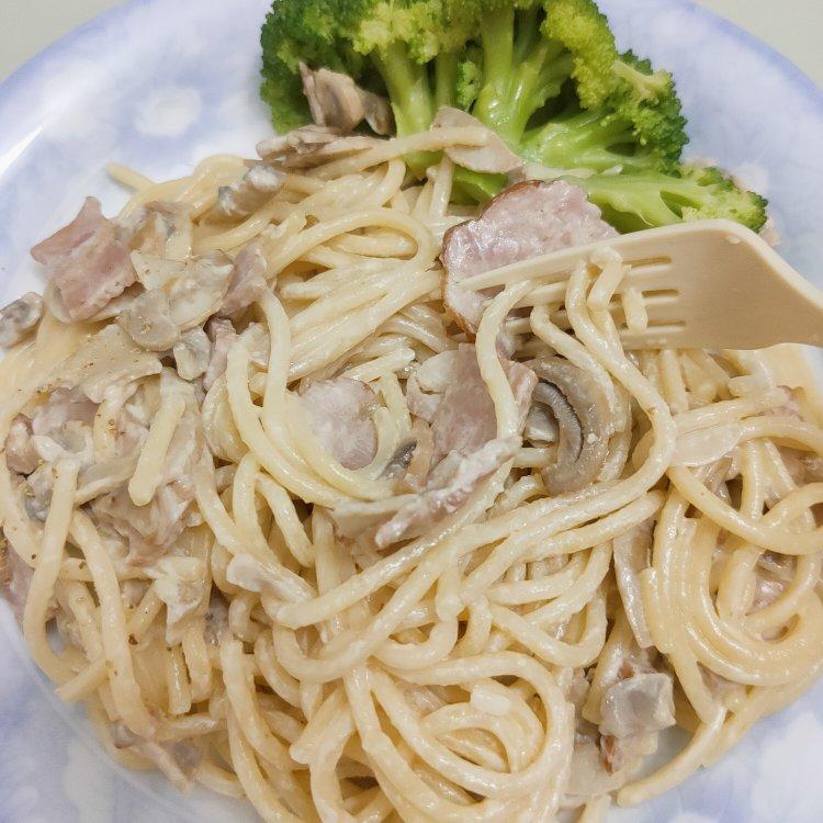 白蘑菇奶油培根意面