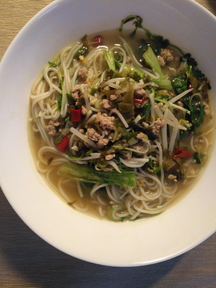 一人吃掉一大锅的小锅米线