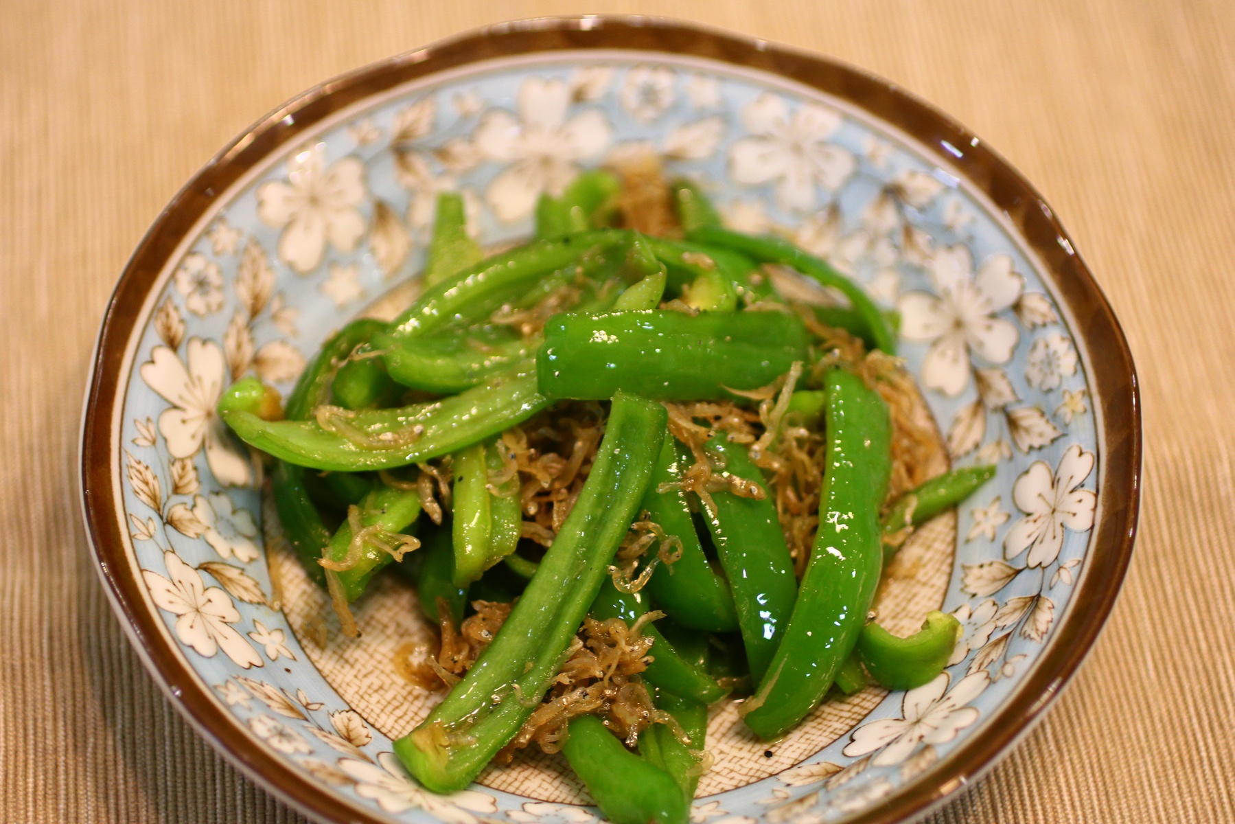 《昨日的美食》之青椒小鱼干金平的做法