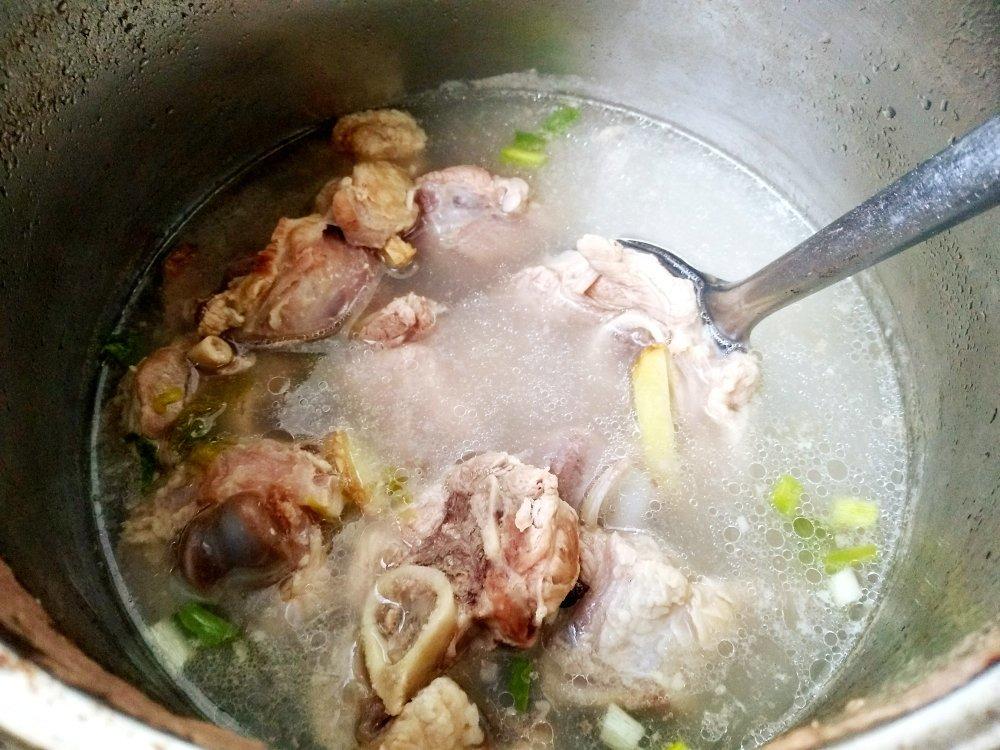 非常简单又美味的大骨头汤