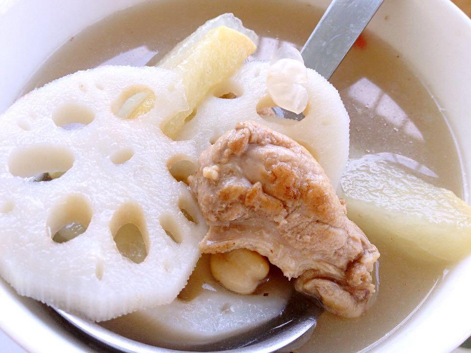 鸭腿炖梨汤的做法
