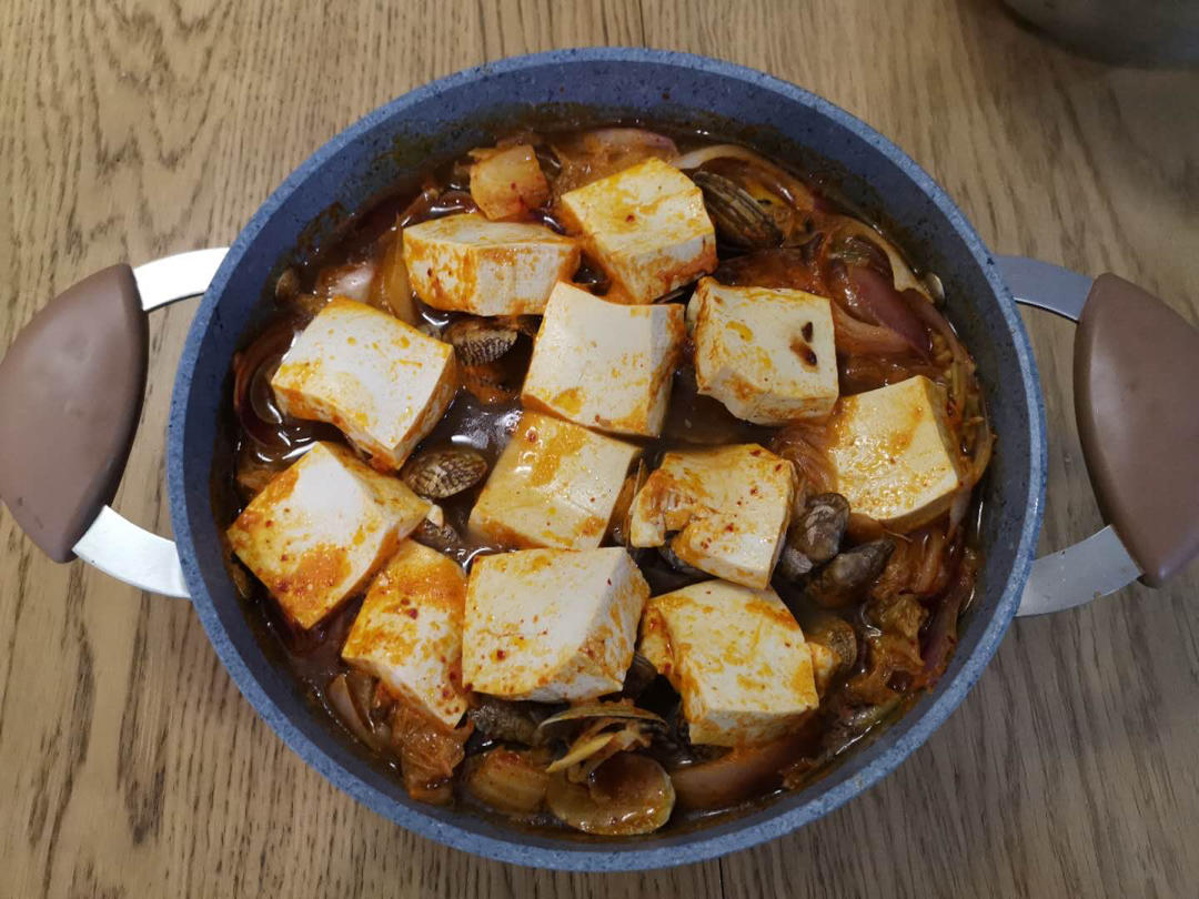 豆腐花蛤泡菜锅