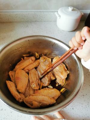 外酥里嫩的咸香鸡翅的做法 步骤7