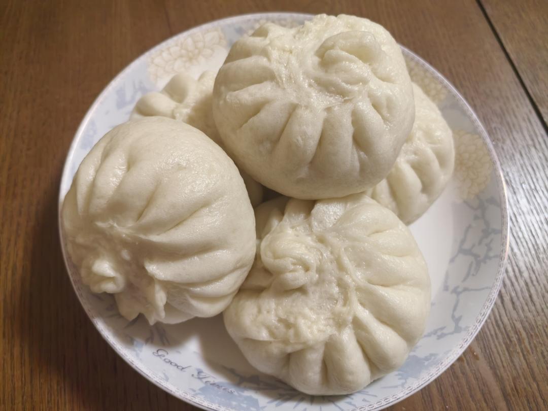 松软多汁的肉包子