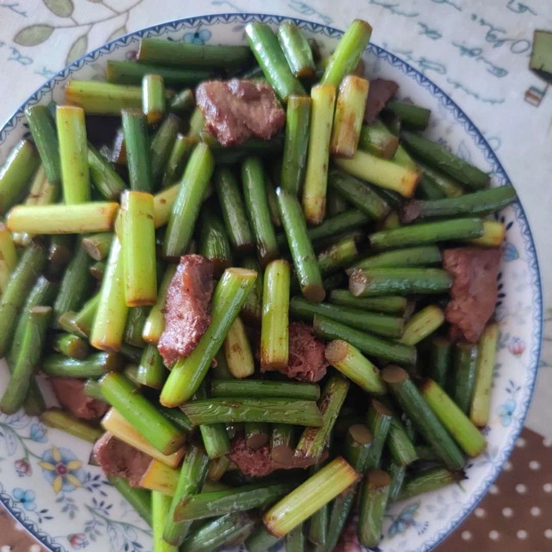 简单易做的下饭菜－蒜苔炒肉